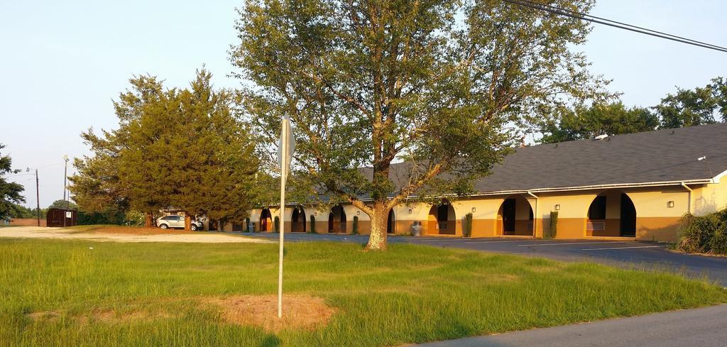 Loyalty Inn Рокингем Экстерьер фото