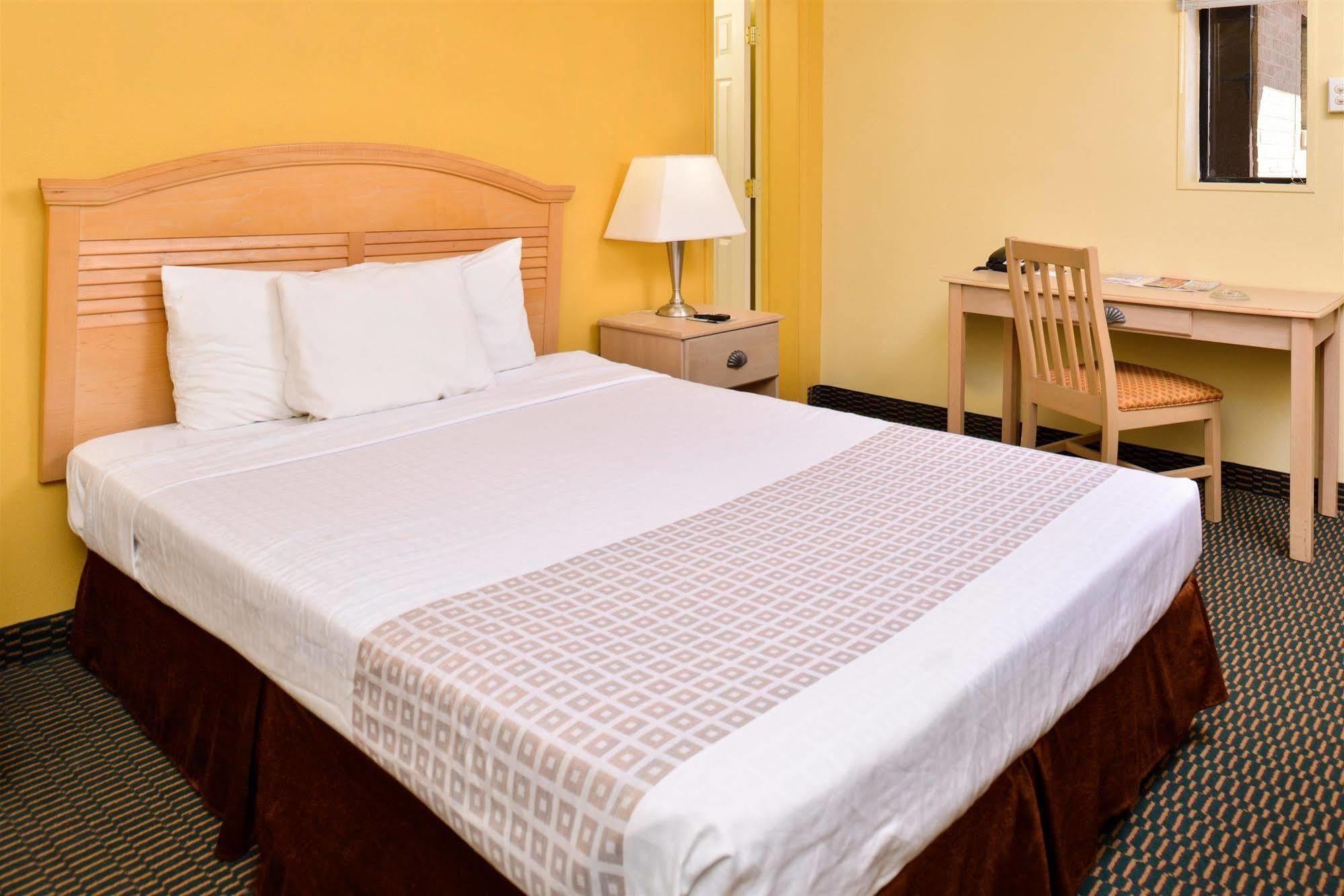 Loyalty Inn Рокингем Экстерьер фото